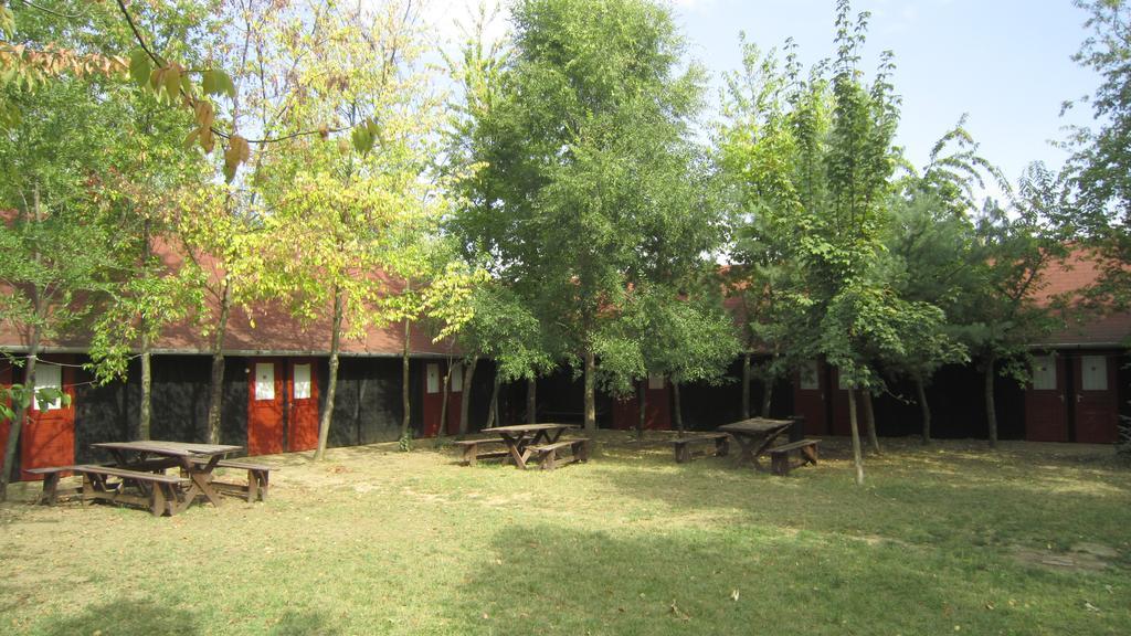 Nyirfaliget Lovaskemping Es Turistahaz Hotel Nyiregyhaza Exterior photo